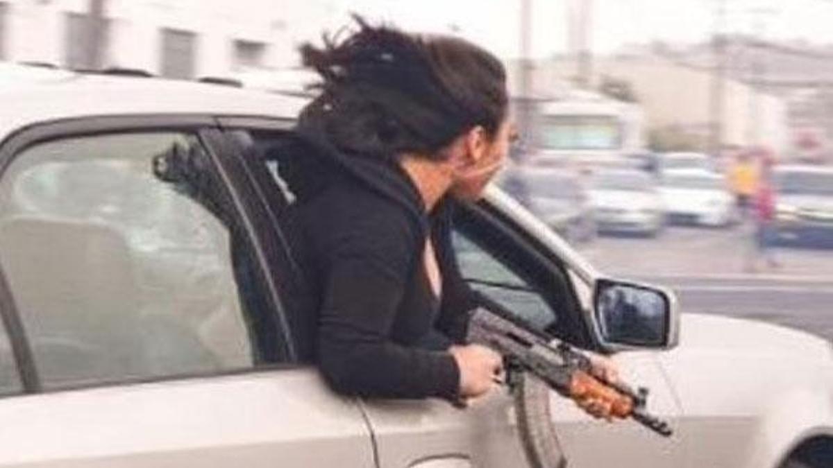 Elinde kalaşnikofla aracın camından sarkan kadın görenleri şok etti!