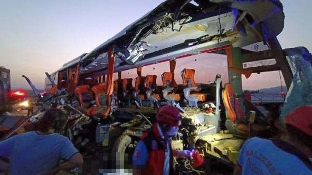 Manisa'da katliam gibi kaza! TIR otobüse çarpttı: Çok sayıda ölü ve yaralı var