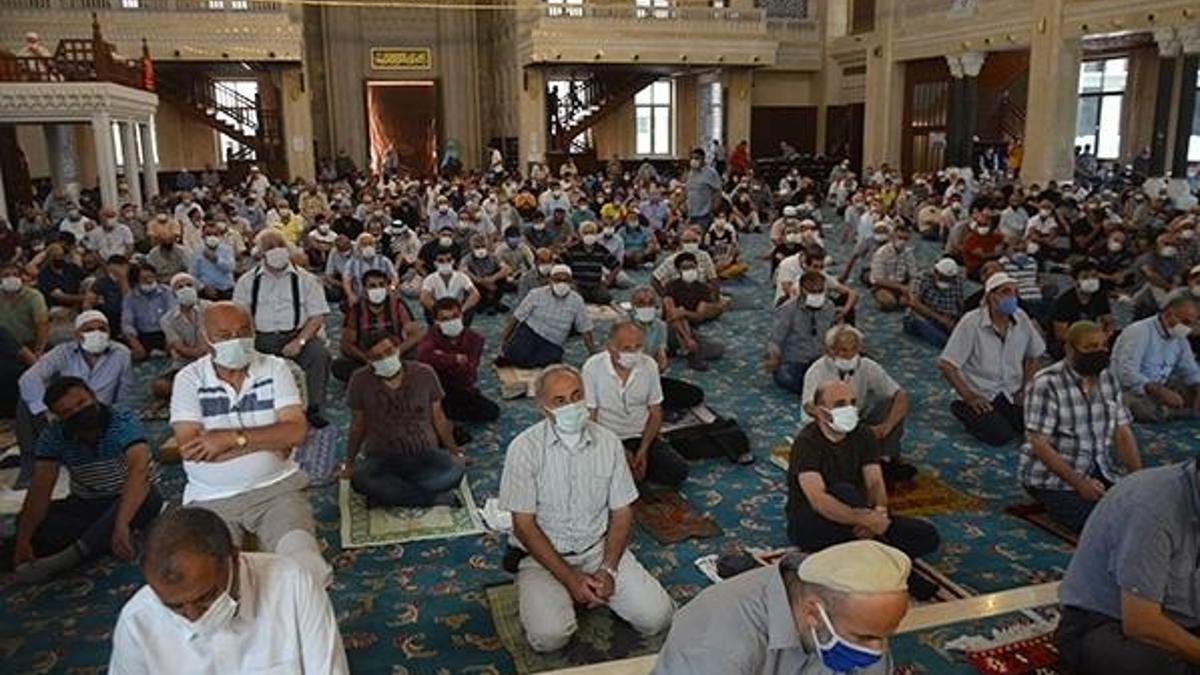 Cuma namazında cemaate vaaz yerine doktordan aşı bilgilendirmesi