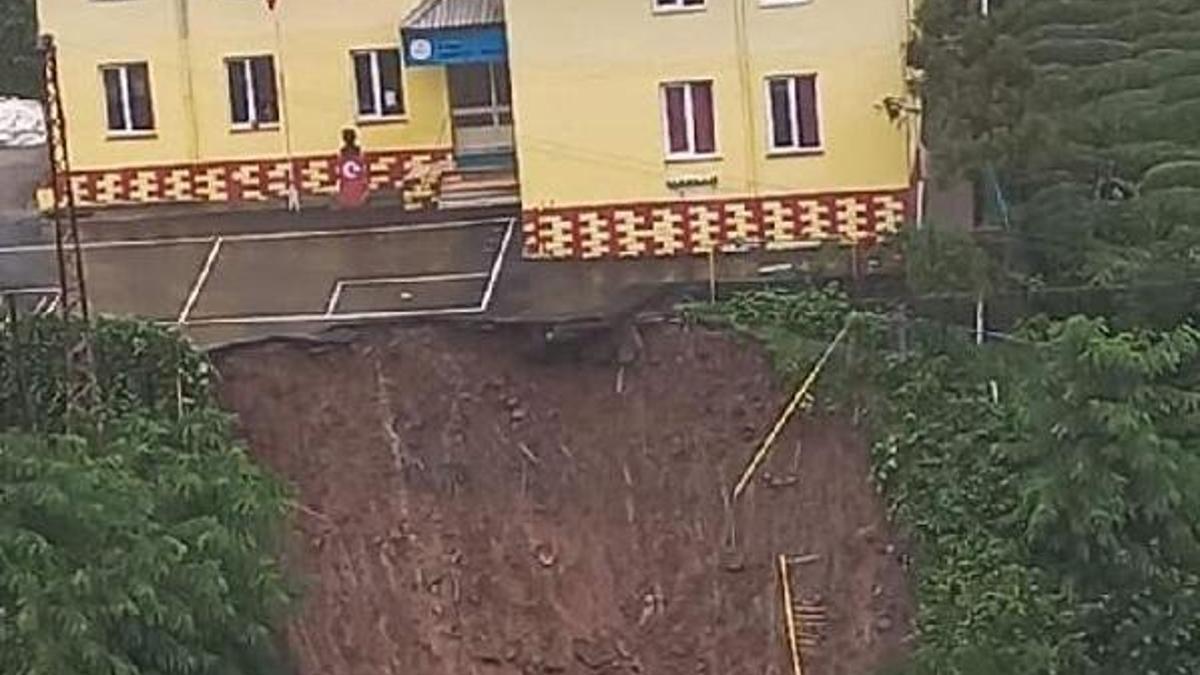Rize’de etkili yağış ve heyelan! 7 kişi çay bahçesinde mahsur kaldı