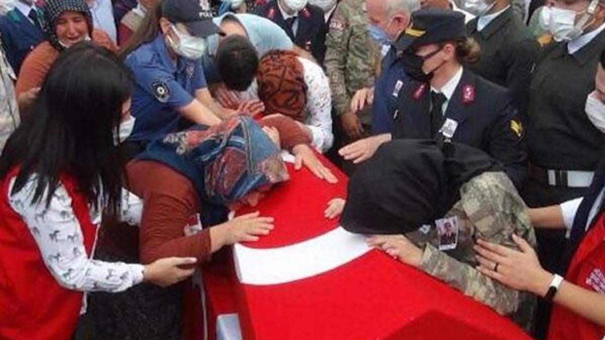 Ablası üniformasını, nişanlısı beresini giydi! Şehide son veda