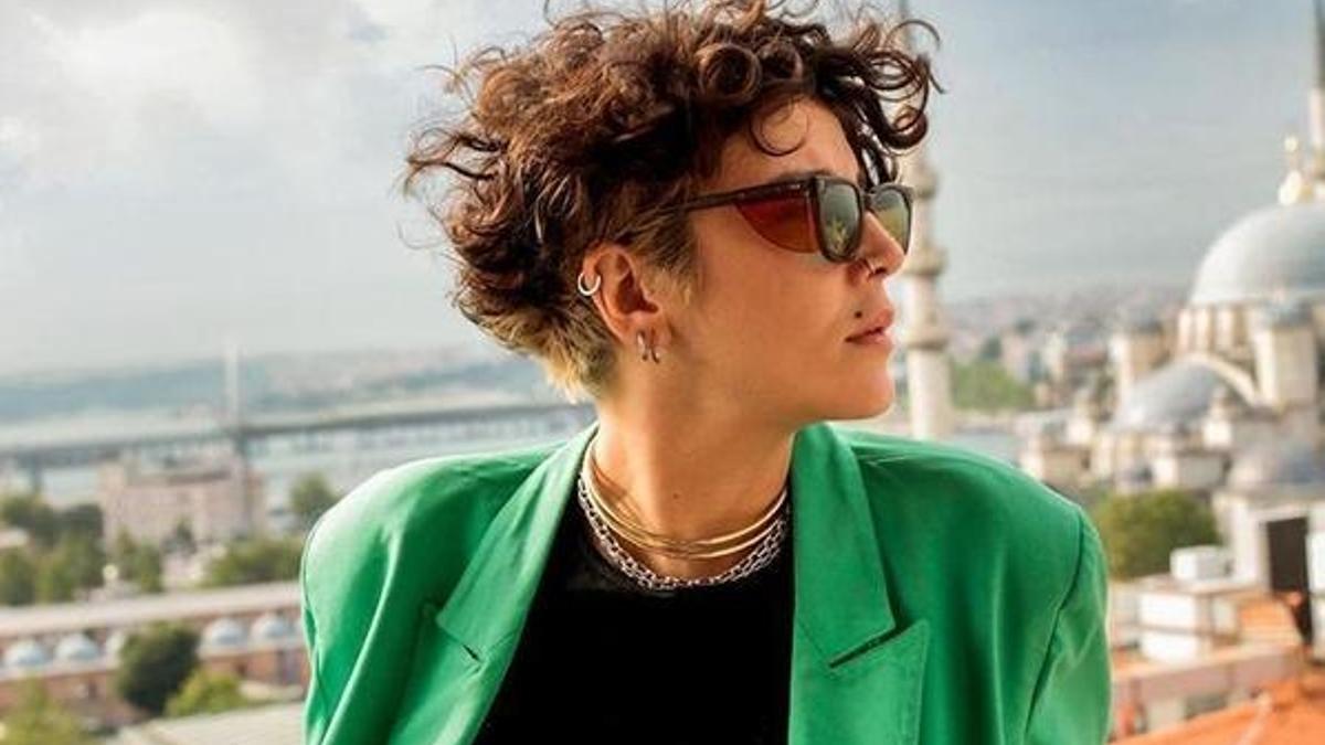 Senem Kuyucuoğlu kız arkadaşıyla dudak dudağa! Tescilli güzelin fotoğrafları olay oldu