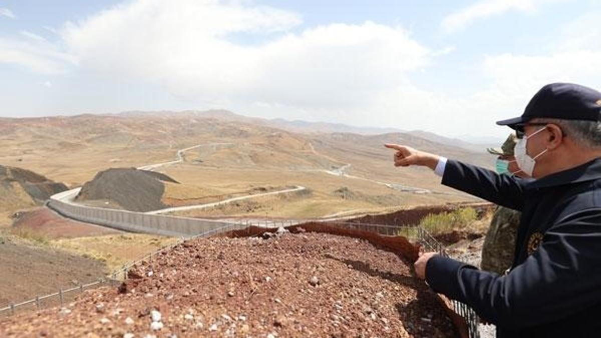 Milli Savunma Bakanı Hulusi Akar ve komutanlar İran sınırında