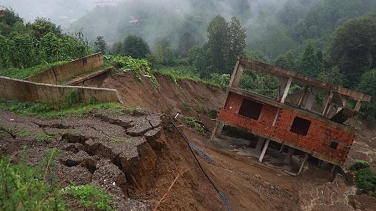 Rize'de kabus anları! Balkondan izlediler, ev bir anda yok oldu