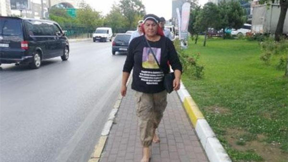 Oğlunun mezarına çıplak ayakla yürüdü