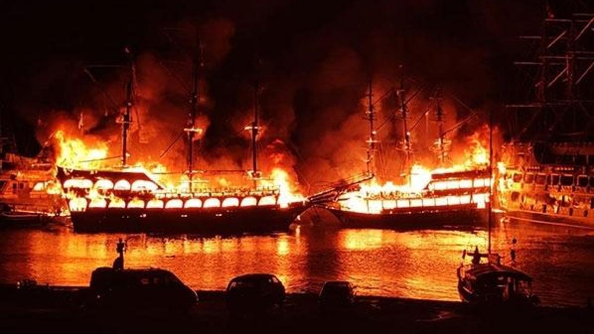 Alanya'da facia! 4 gezi teknesi alev alev yandı