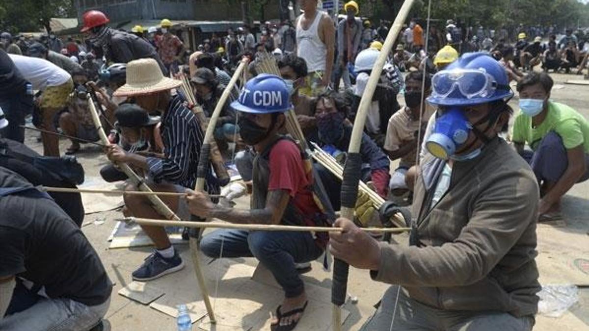 Myanmar'da maskeli kişiler, trende yolculuk yapan 5 polisi öldürdü