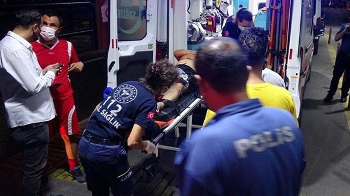 'Kız gibi oynamayın' diyerek tartıştıkları polis memurunu vurdular