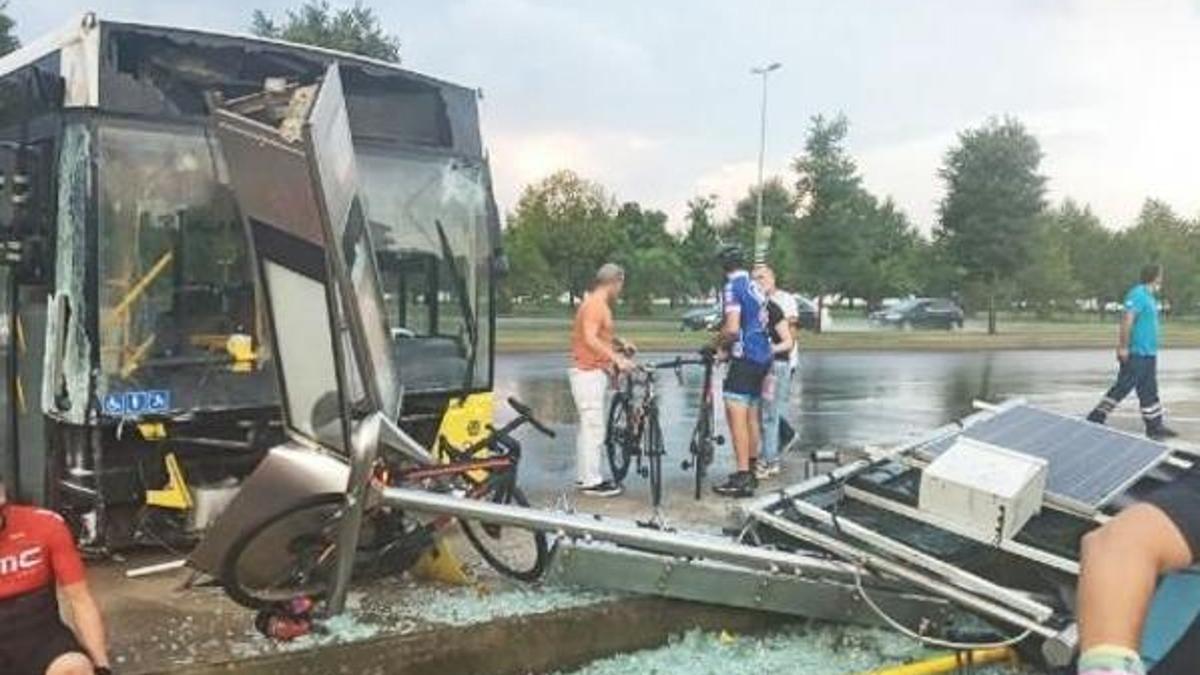 Kartal'da İETT otobüsü durağa daldı! Yaralılar var