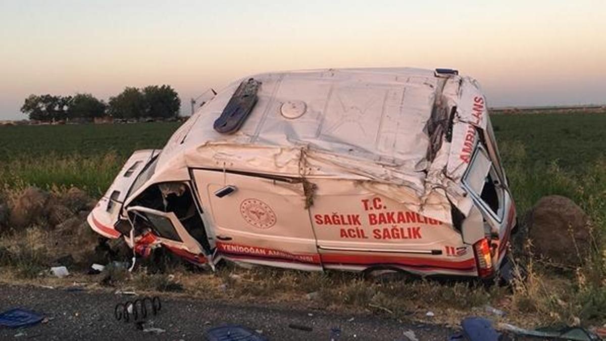Ambulans devrildi! Yeni doğan bebek öldü, 2 sağlıkçı ve şoför yaralı