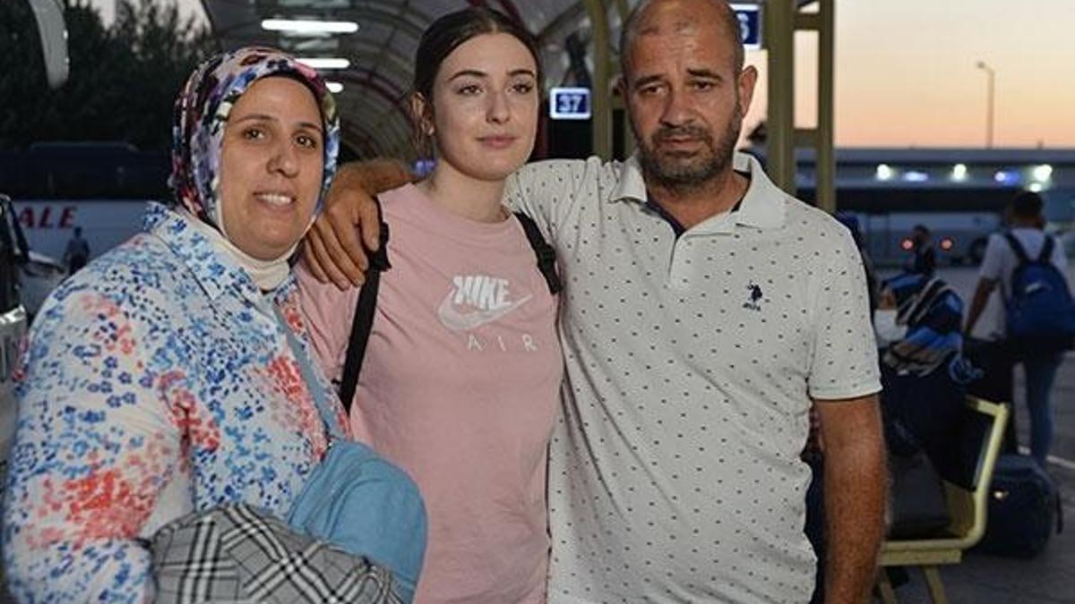 Afganistan'da tahliye edilen İrem hemşire; Hayatımızı başörtüsü kurtardı