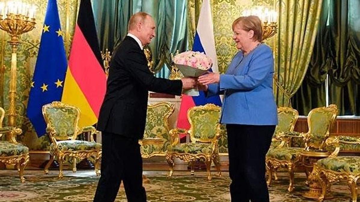 Merkel ve Putin görüşmesinde ortaya çıktı! Dikkat çeken çiçek detayı