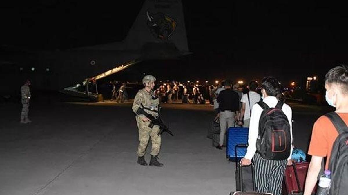 Kabil'deki Türk vatandaşları 'Herkül' ile tahliye edildi