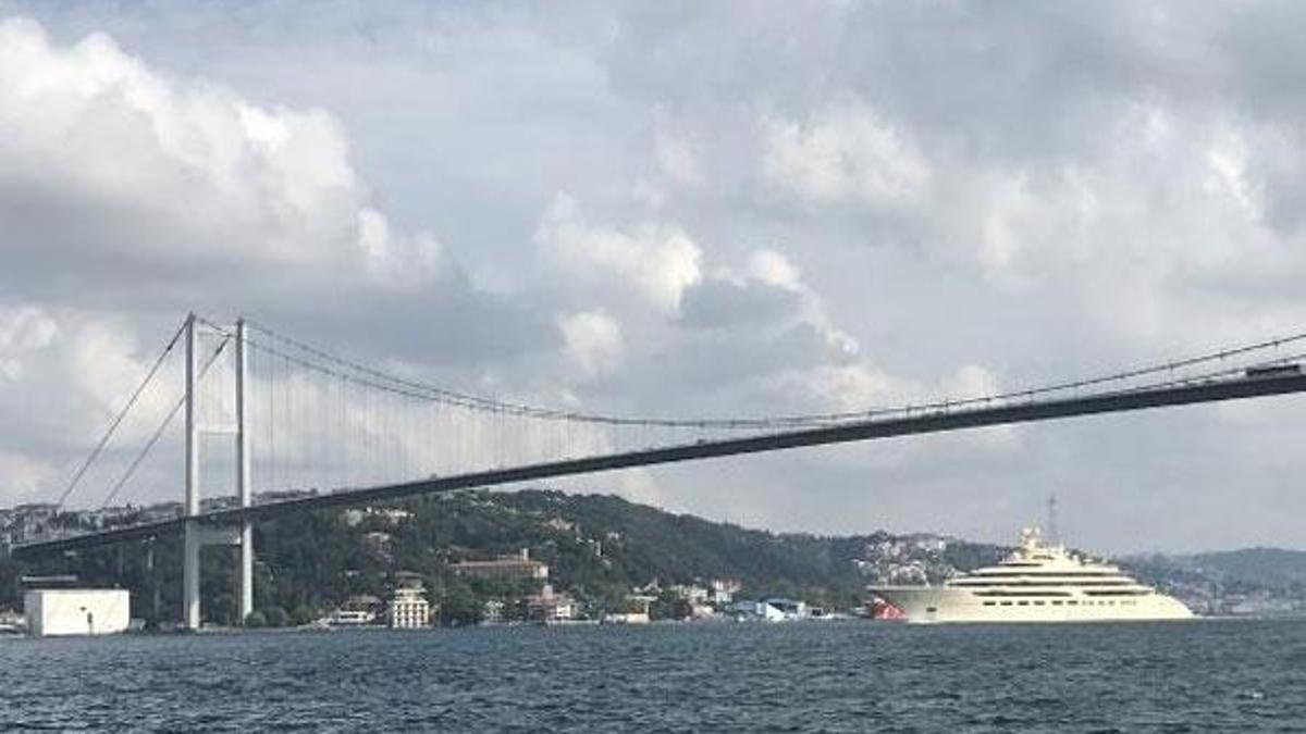 'Güzel kız' İstanbul Boğazı'ndan geçti