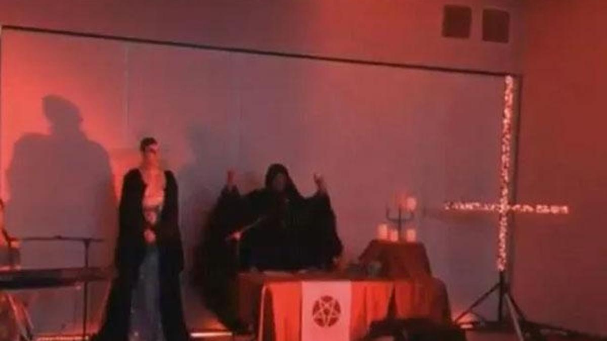 Canlı yayında satanist ayini! Her şey bir anda oldu