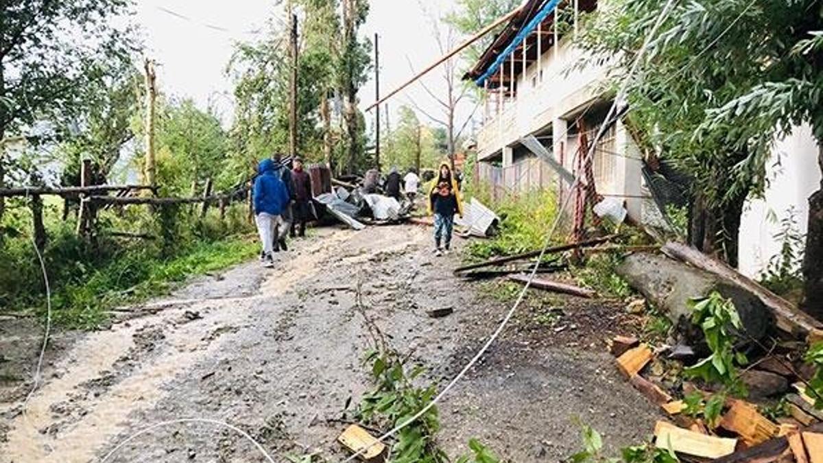 Artvin'de hortum, fırtına ve dolu; çatılar uçtu, evler hasar gördü