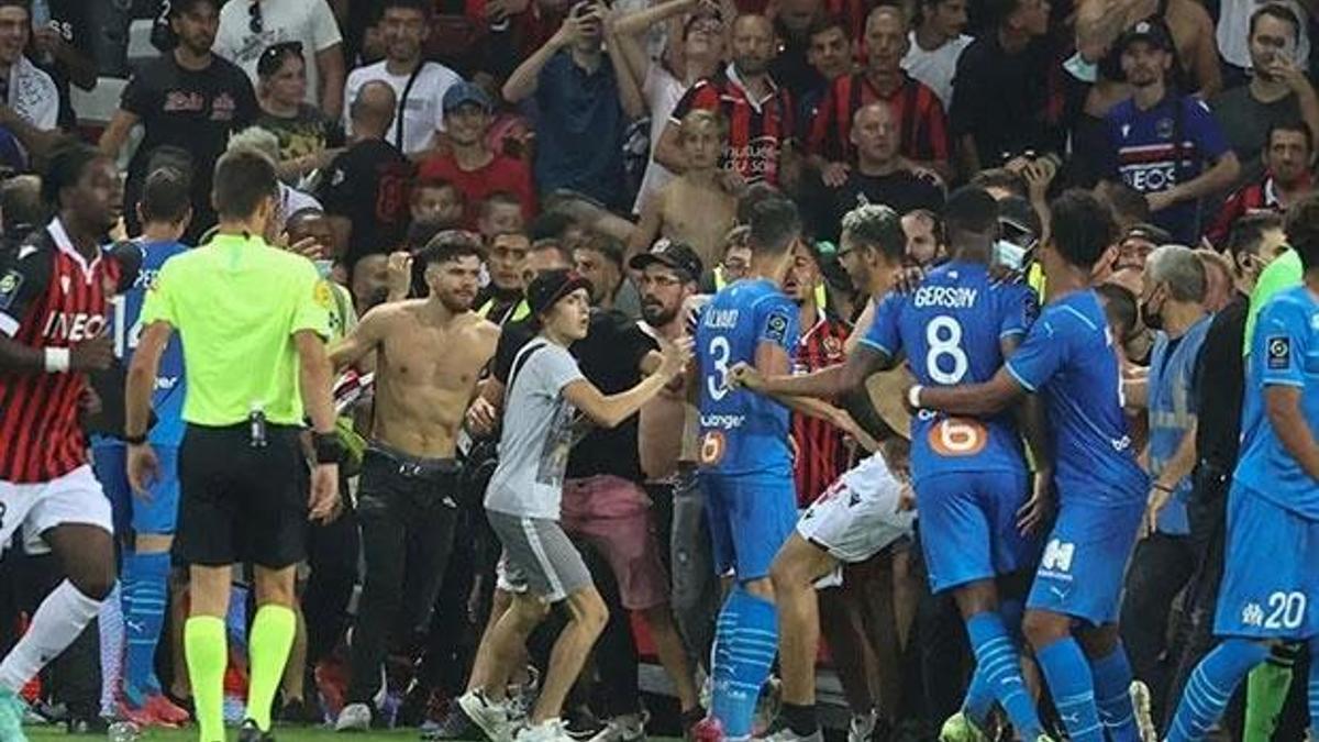 Nice - Marsilya maçında büyük olaylar çıktı! Taraftar sahaya indi