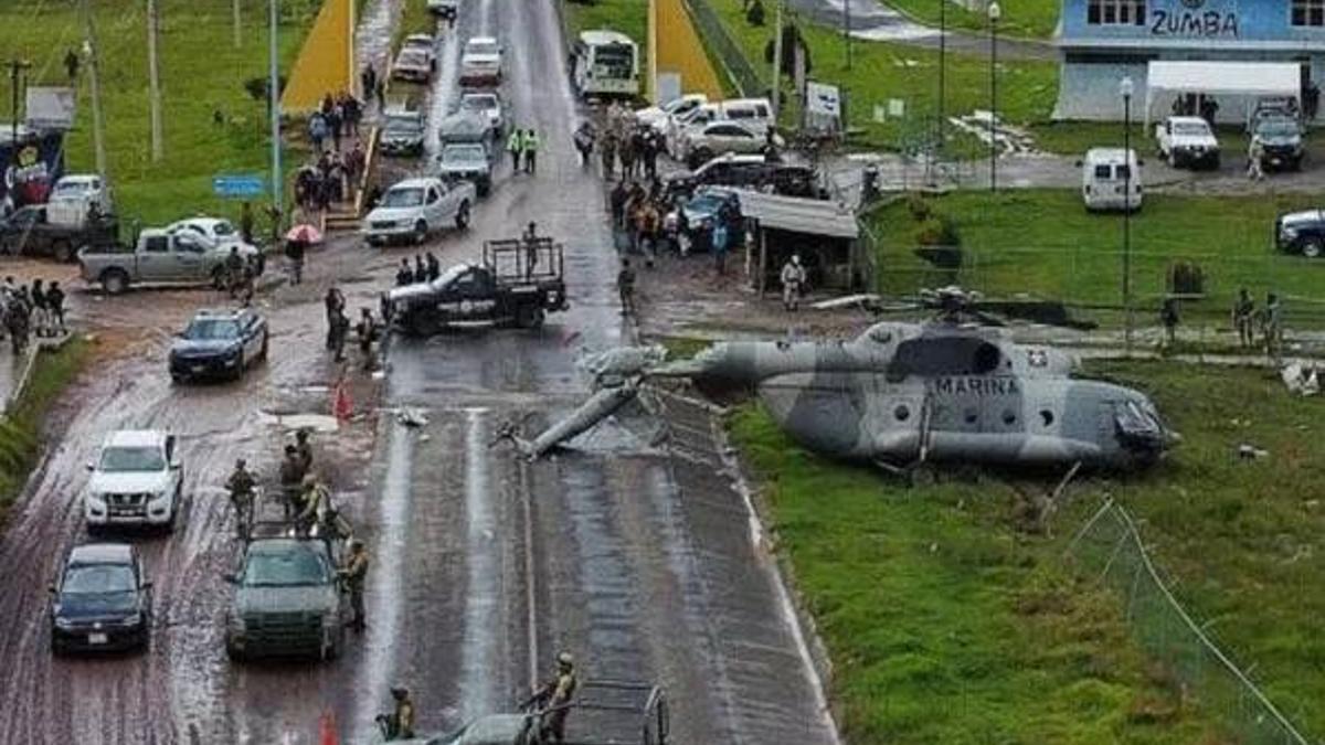 Meksika'da askeri helikopter kalkıştan dakikalar sonra düştü: 4  yaralı