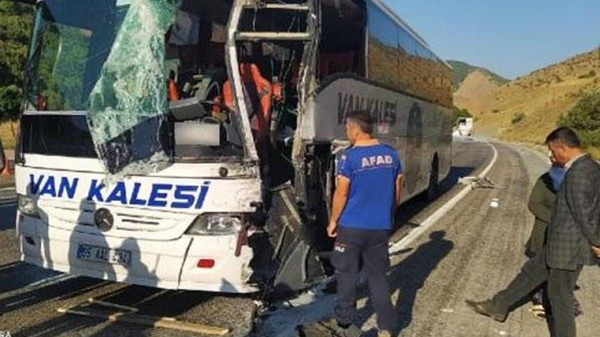 Yolcu otobüsü ile TIR çarpıştı; 1'i ağır, 3 yaralı