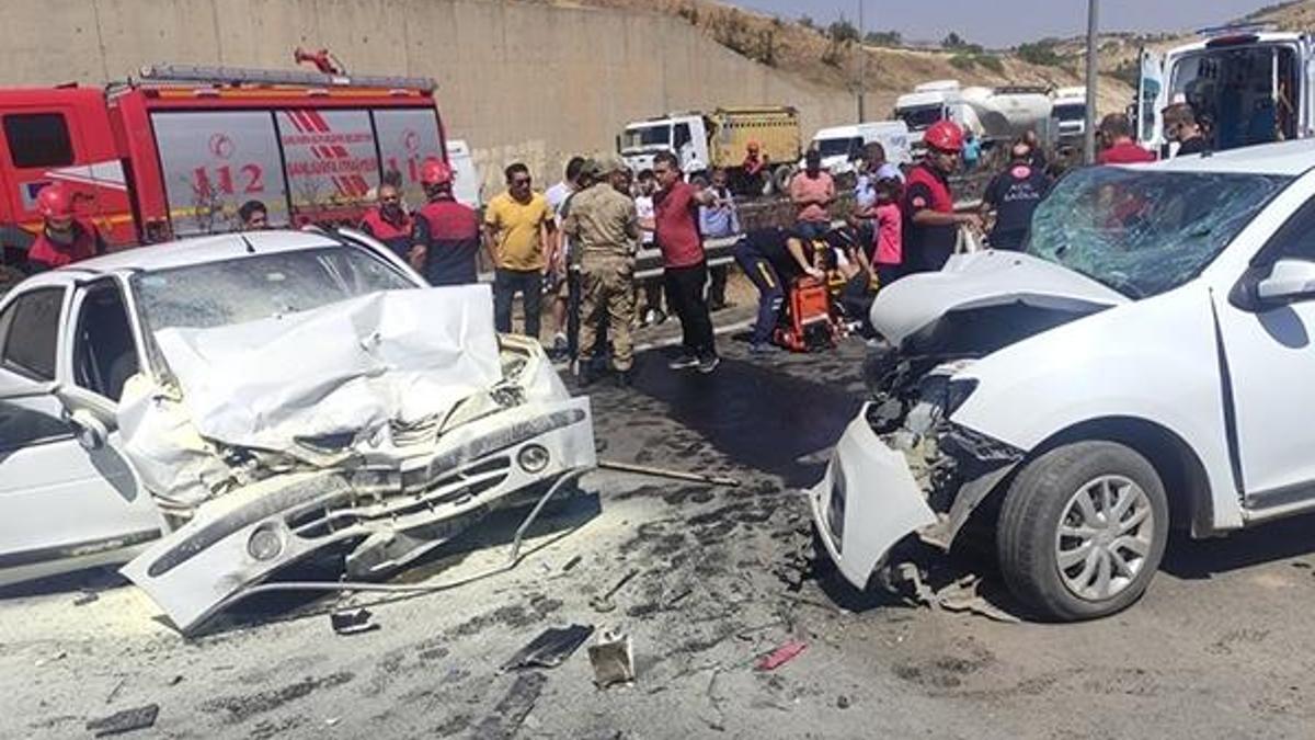Otomobiller kafa kafaya çarpıştı! 3'ü ağır, 6 yaralı