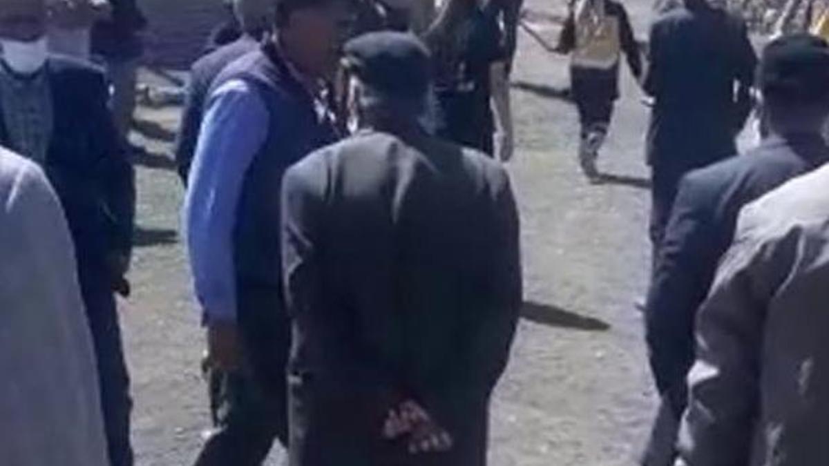 Bulduğu gizemli cisim elinde patladı! Kendisi öldü; eşi, oğlu ve kızı yaralandı