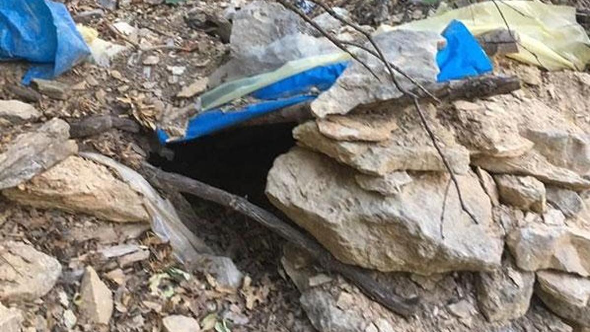 Tunceli'de teröristlere ait 2 sığınak imha edildi