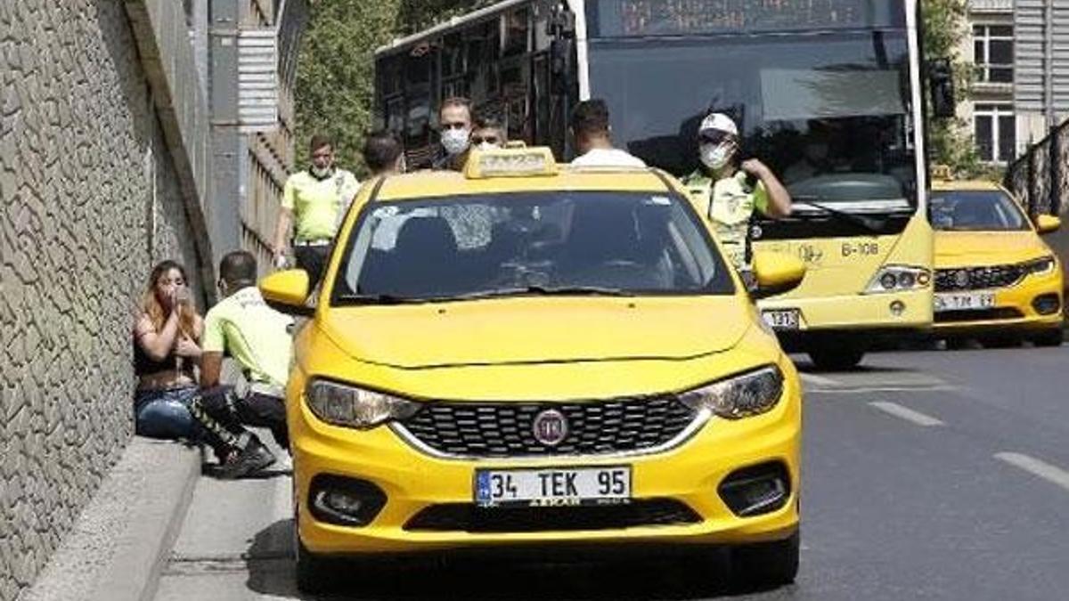 Sinir krizi geçiren turist kadın, bindiği taksiyi yumruklayıp tekme attı