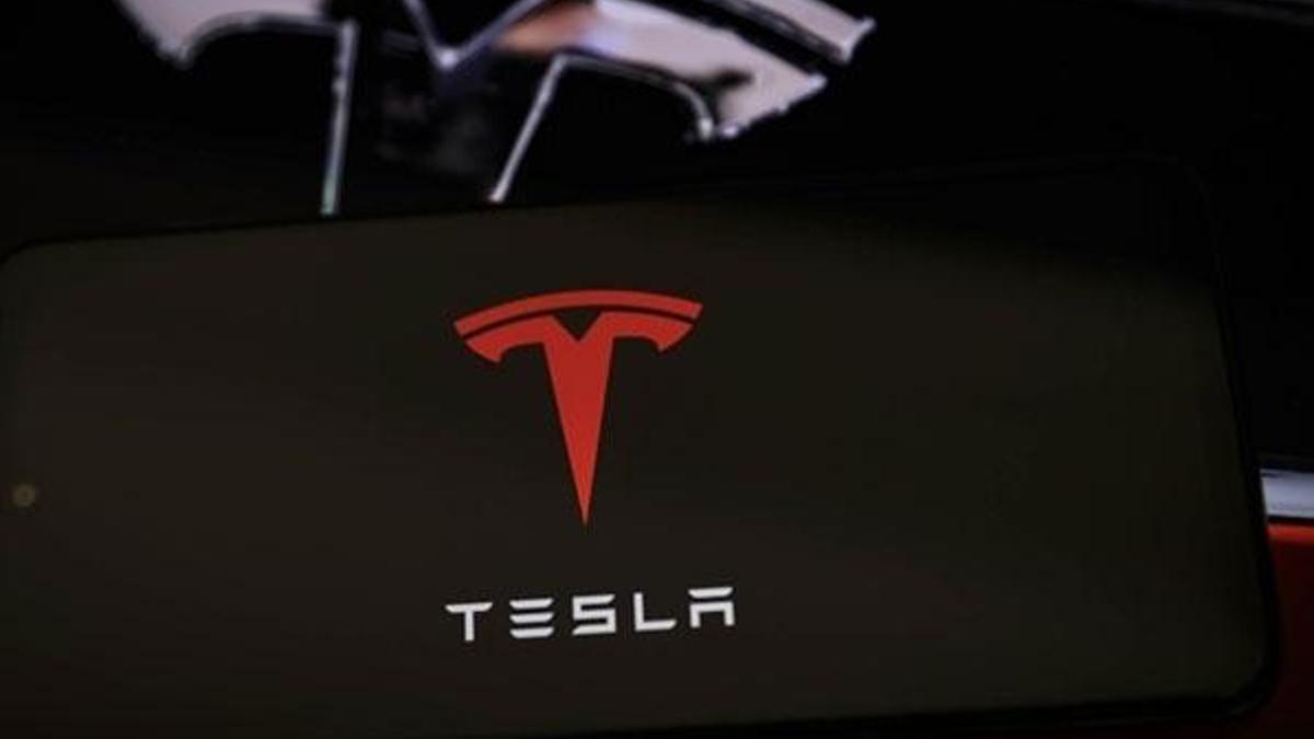 Sürücü destek sistemi bulunan Tesla, iki araca çarptı!