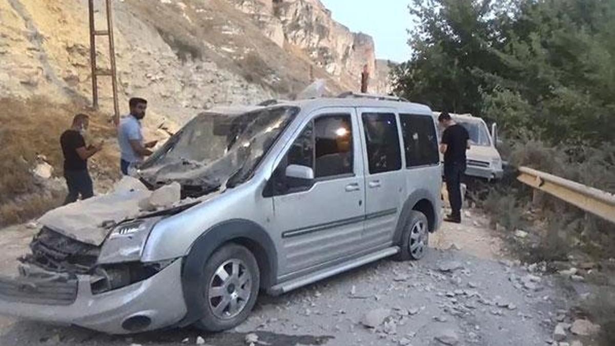 Birecik-Halfeti yolu heyelan nedeniyle trafiğe kapandı