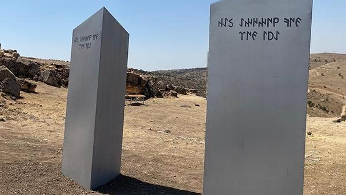 'Gizemli monolit' bu kez orada ortaya çıktı! 'Gökyüzüne bak, Ay'ı gör'