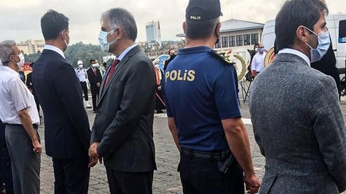 CHP'li başkandan tepki çeken hareket! Törende sırtını döndü