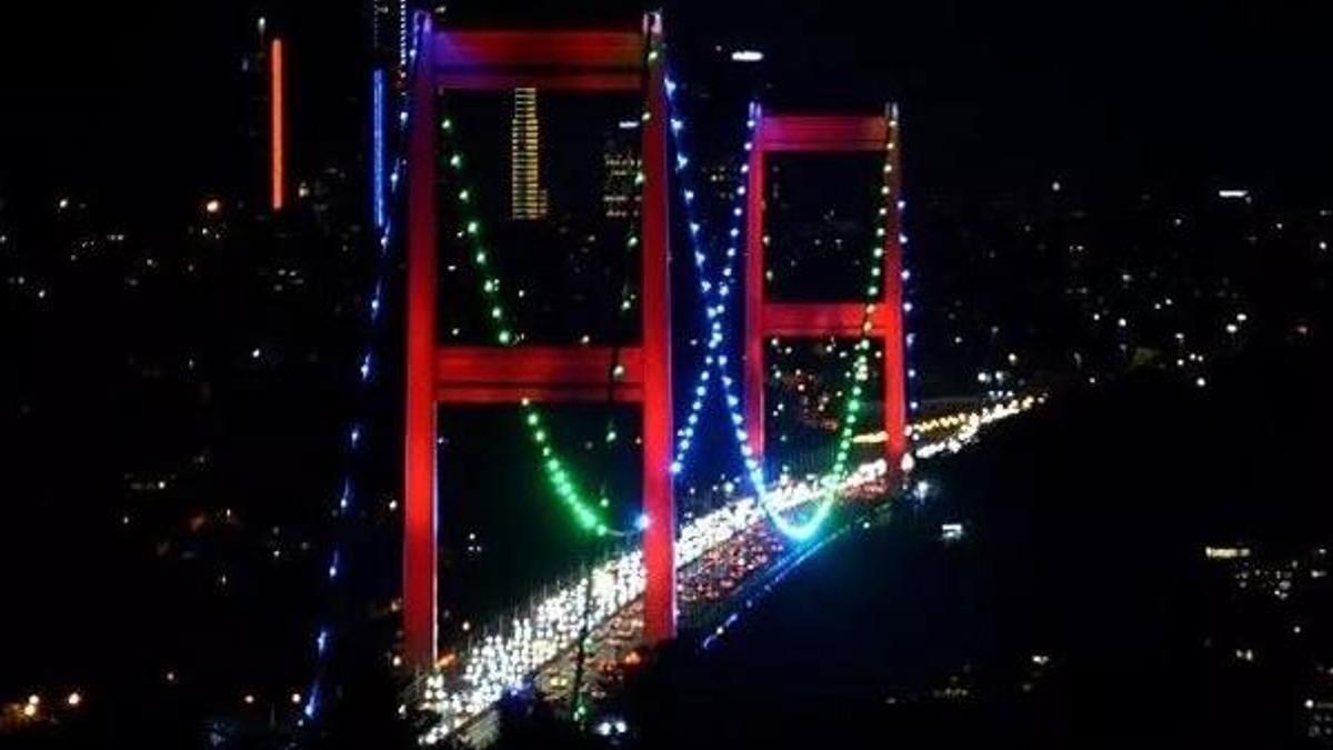 Fatih Sultan Mehmet Köprüsü, Özbekistan bayrağı renklerine büründü