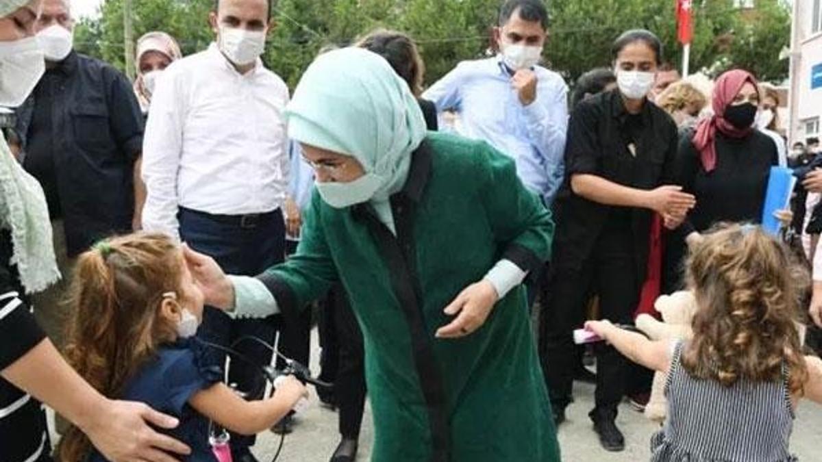 Emine Erdoğan ve Bakan Kurum'dan sel bölgesindeki 500 çocuğa hediye bisiklet
