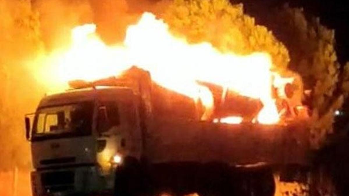 Tomruk yüklü kamyon alev alev yandı