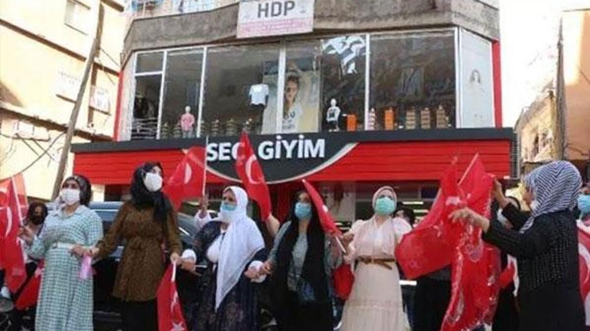 Oğluna kavuşan anne, HDP il binası önünde Türk bayrağıyla halay çekti