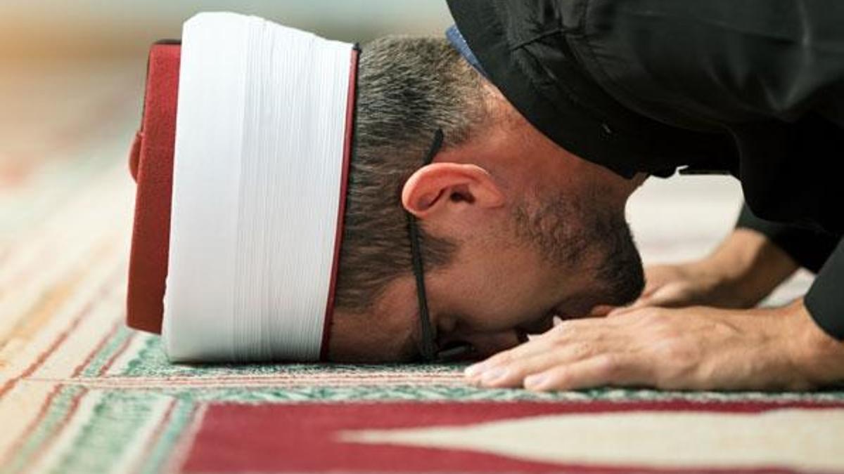 Camide ilginç olay! İmamın sarığı ve cübbesini çaldı