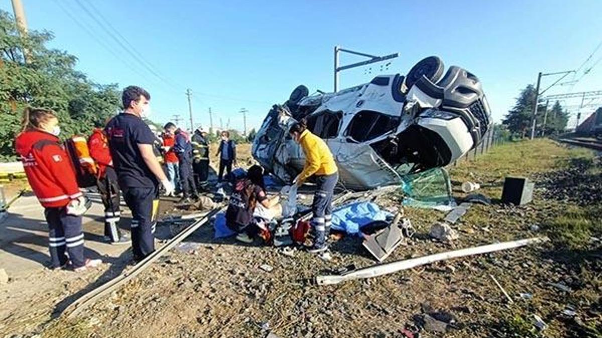 Tekirdağ’ın Ergene ilçesinde tren minibüse çarptı, çok sayıda ölü var...