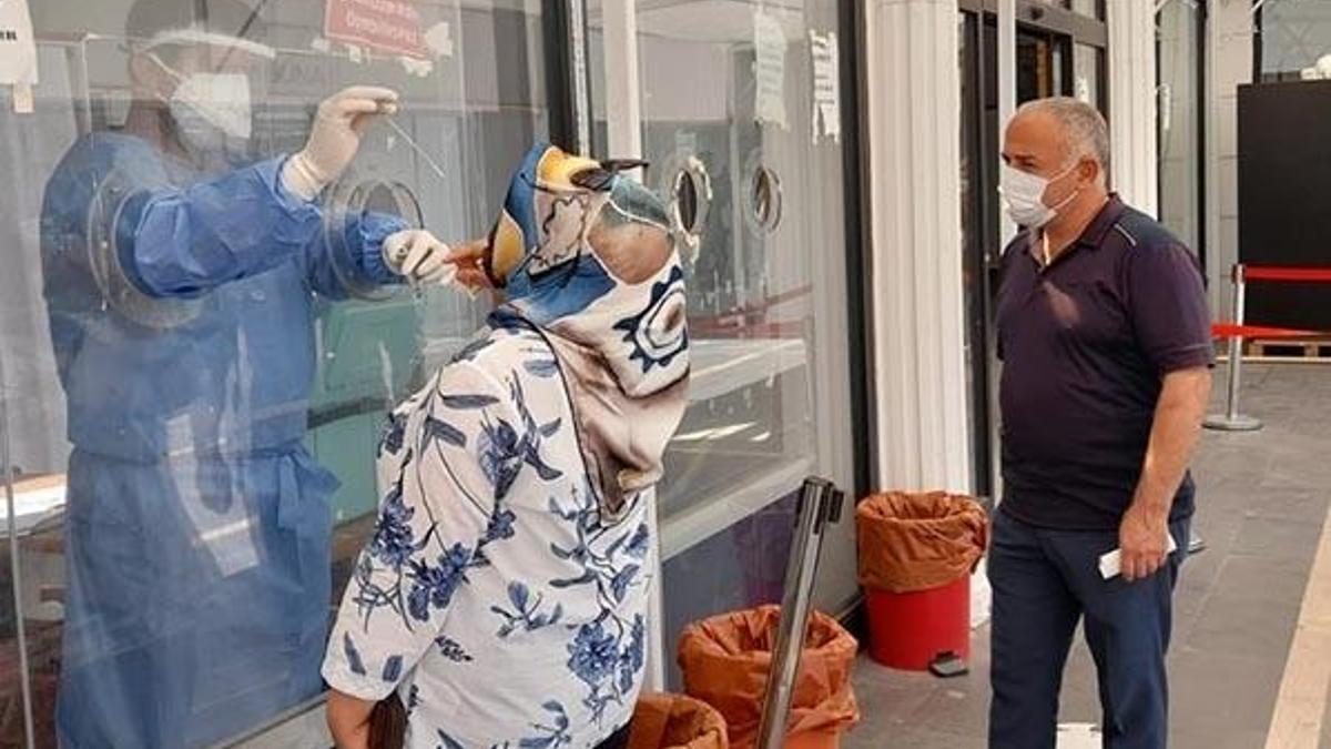PCR testi zorunluluğu aşısızları harekete geçirdi! Hastaneler dolup taştı!