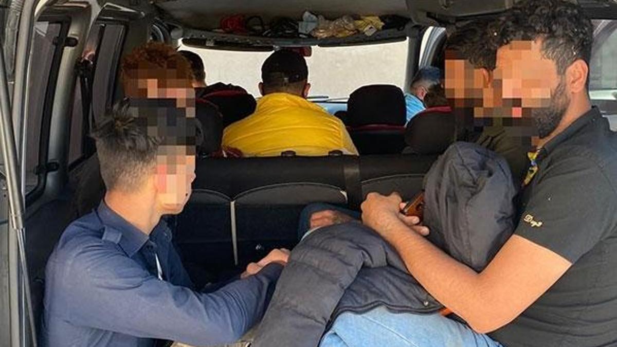 Polisin durdurduğu hafif ticari araçta 8 kaçak göçmen yakalandı