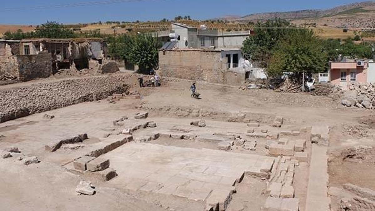 Perre Antik Kenti'ndeki kazılarda sütun ve yazıtlar bulundu