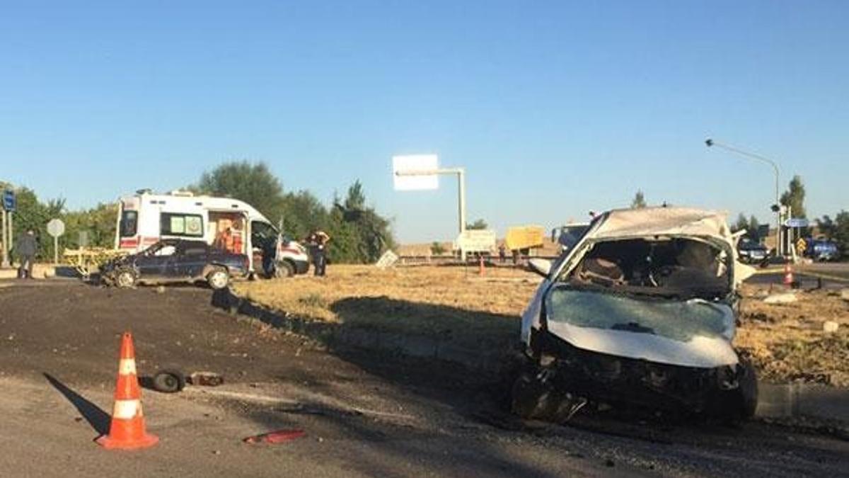 Kavşakta facia! Defalarca takla attılar, hepsi hayatını kaybetti