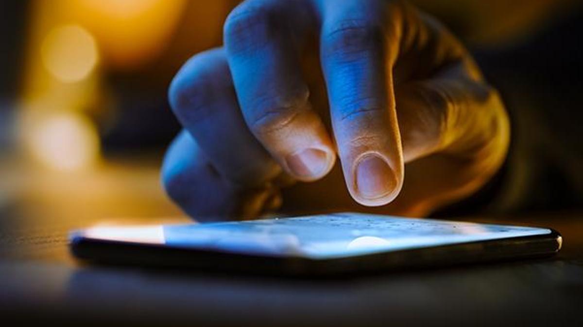 Cep telefonu fiyatları yarı yarıya düştü!