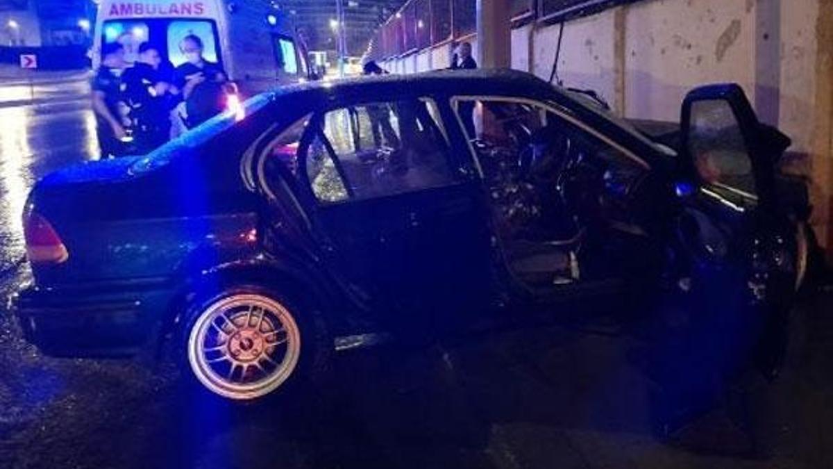Esenler'de otomobil aydınlatma direğine çarptı: 3 yaralı