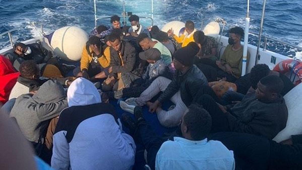Ayvalık açıklarında 35 kaçak göçmen kurtarıldı