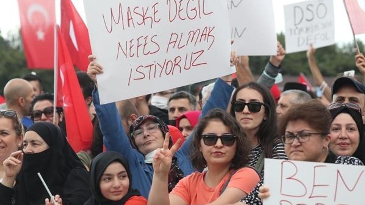 Aşı karşıtları Maltepe'de miting düzenledi