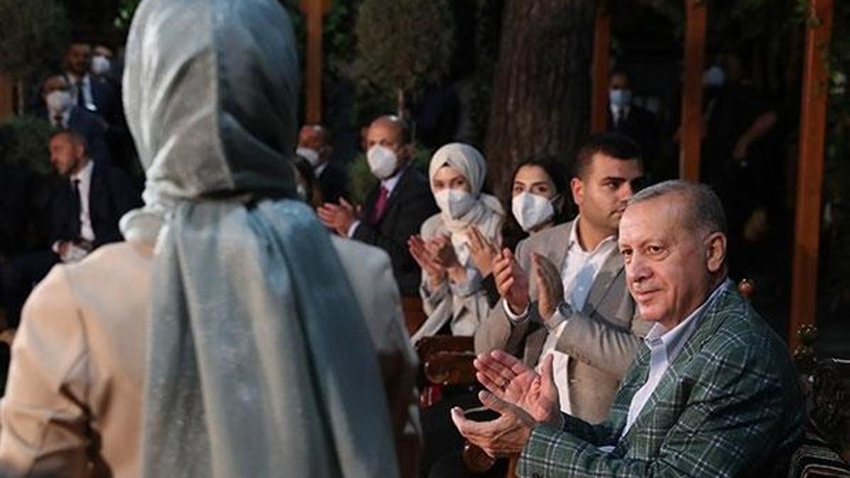 Cumhurbaşkanı Erdoğan, gençlerle şiir gecesinde bir araya geldi!