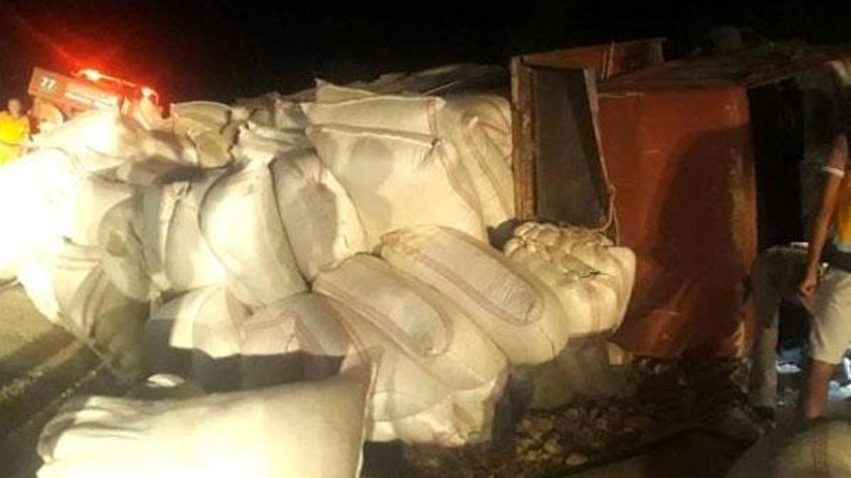 Mersin'de saman yüklü kamyon devrildi: 1 ölü, 2 yaralı
