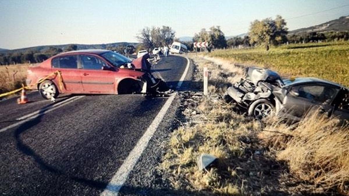 Manisa'da 3 aracın karıştığı kazada 1 çocuk öldü, 6 kişi yaralandı
