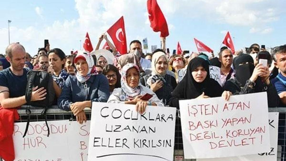 Aşı karşıtları miting yaptı! 'Bizi robot yapacaklar'