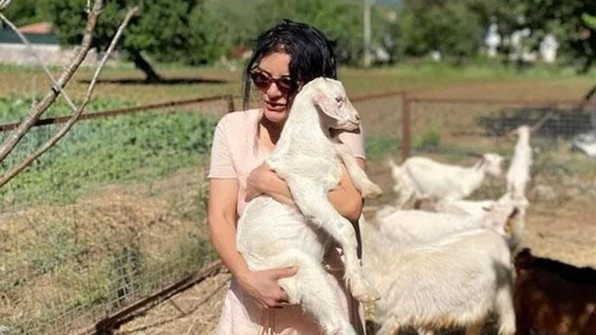 Şarkıcı Göksel şehre döndü!